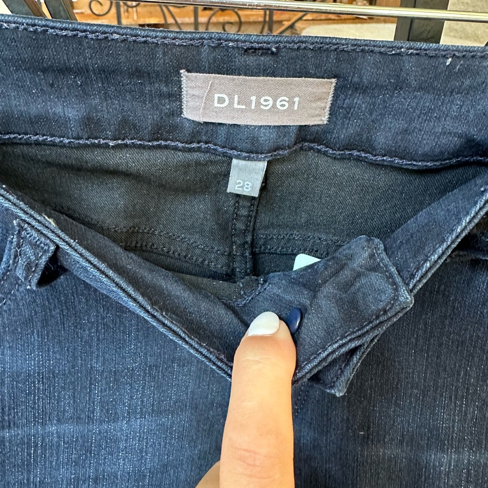 Women’s skinny blues jeans, size 28